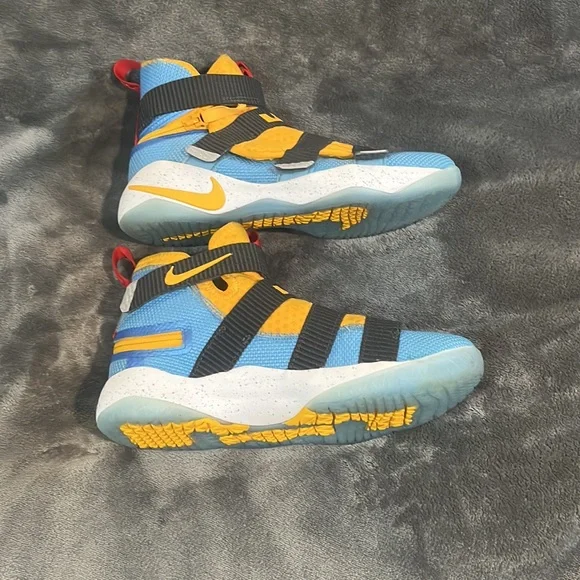 Lebron Soldier 11 FlyEase GS Sz 6.5Y University Gold/Blue EUC AJ6985-700 - Picture 3 of 6